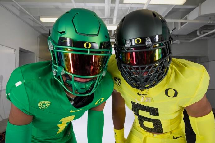 Dudley poses with Oregon WR commit Stephon Johnson Jr during a photoshoot on his official visit.